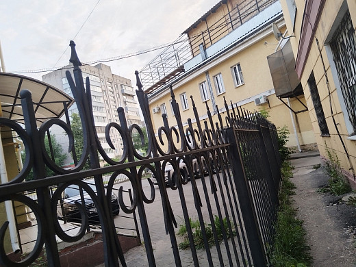 Девочка, которая выпала из окна, переведена из реанимации в палату